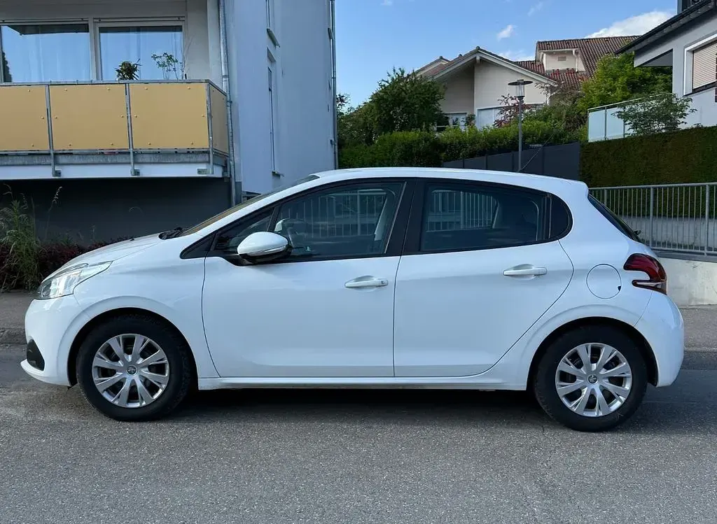 Gebraucht Peugeot 208 Active 82 PS (60 kW) 2017 Weiß Kleinwagen