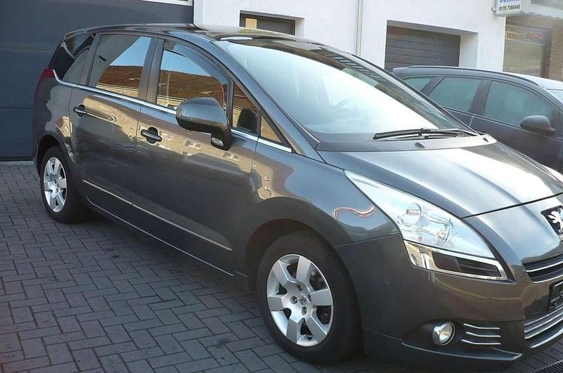 Gebraucht Peugeot 5008 156 PS (114 kW) 2010 Grau Van / Kleinbus