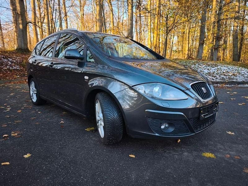 Grau Gebraucht 2010 Seat Altea XL Style Van / Kleinbus | 3.999 € (Guter Preis) - Bild 1/4