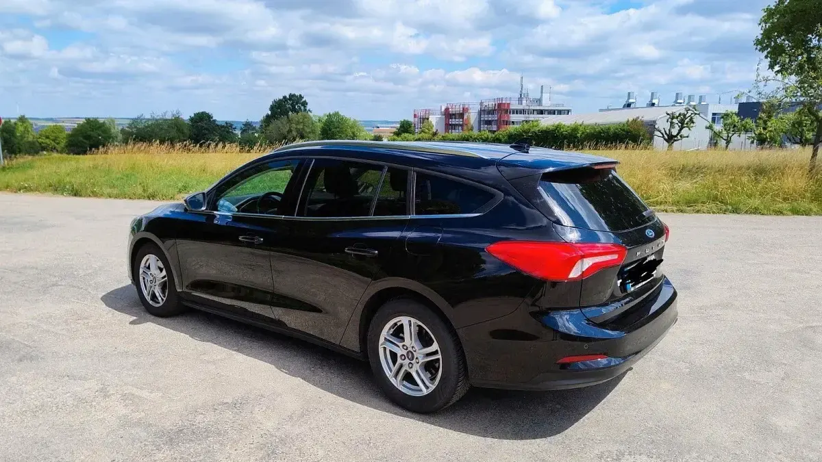Gebraucht Ford Focus Cool & Connect 101 PS (74 kW) 2021 Schwarz Kombi