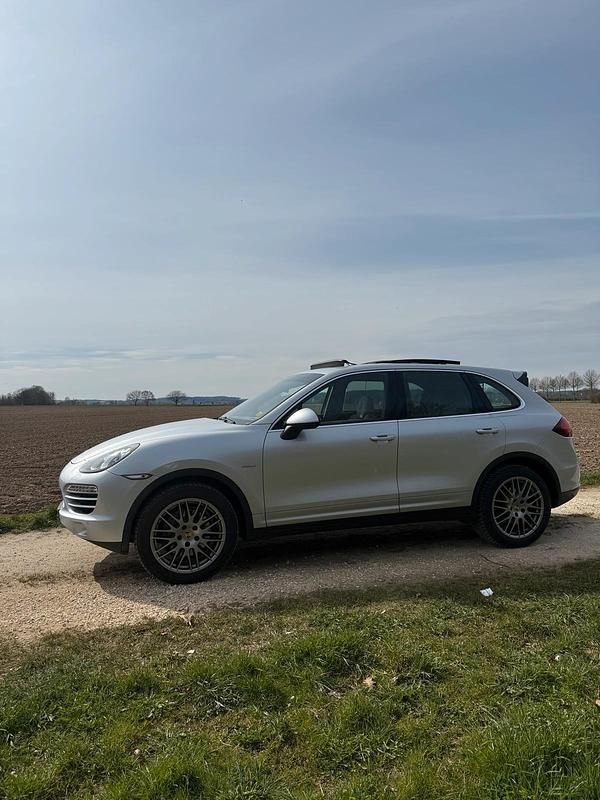 Second-hand Porsche Cayenne 245 CP (180 kW) 2012 Argintiu SUV