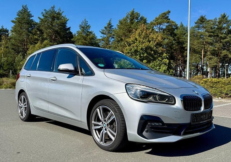 Silber Gebraucht 2018 BMW 220 Gran Tourer Sport Line Van / Kleinbus | 13.900 € (Fairer Preis) - Bild 1/4