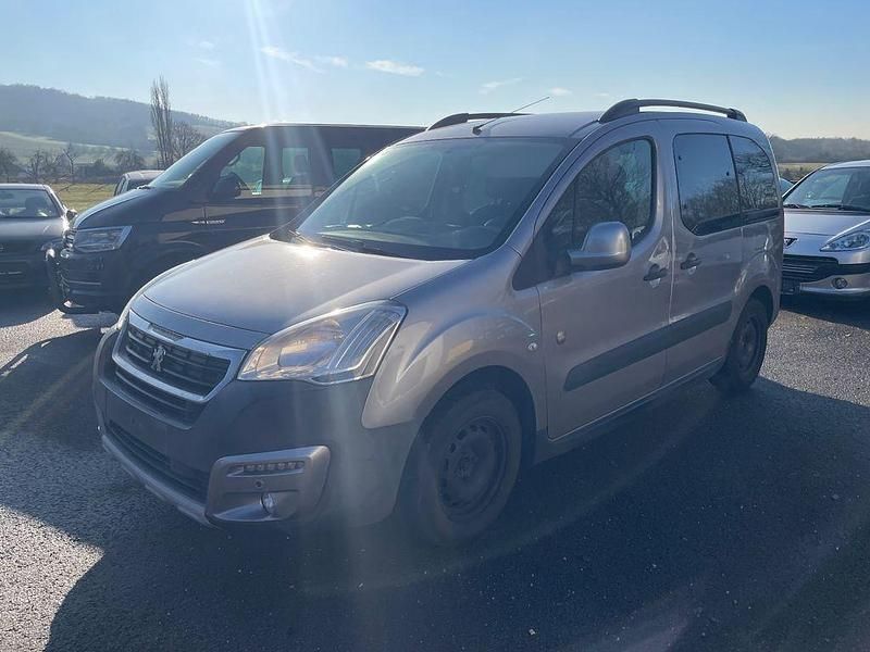 Grau Gebraucht 2015 Peugeot Partner Tepee Outdoor Van / Kleinbus | 4.950 € (Fairer Preis) - Bild 1/4