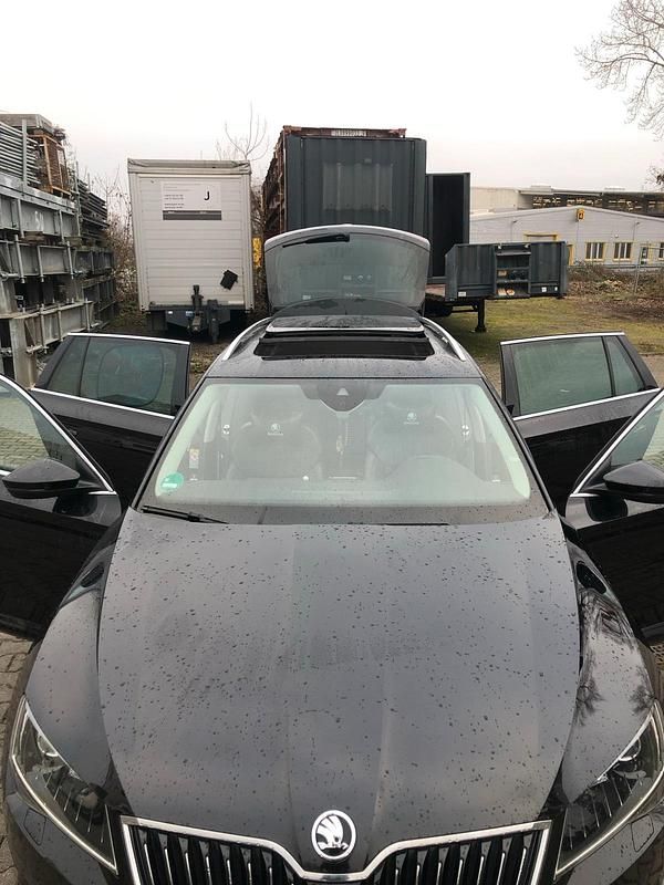 Schwarz Gebraucht 2018 Skoda Superb LAURIN & KLEMENT Kombi | 16.000 € (Fairer Preis) - Bild 1/4