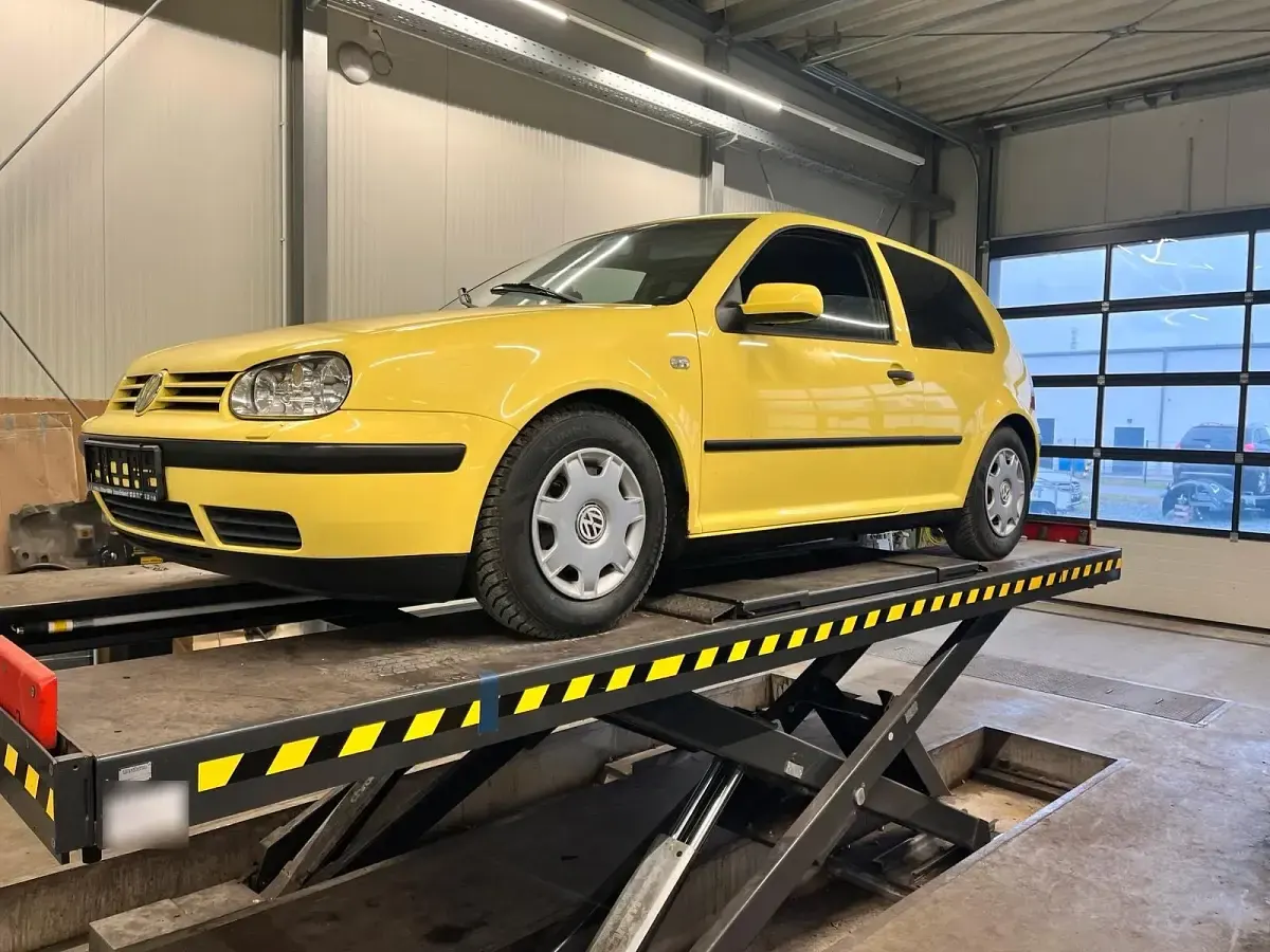 Używany VW Golf IV 75 KM (55 kW) 2002 Żółty Hatchback