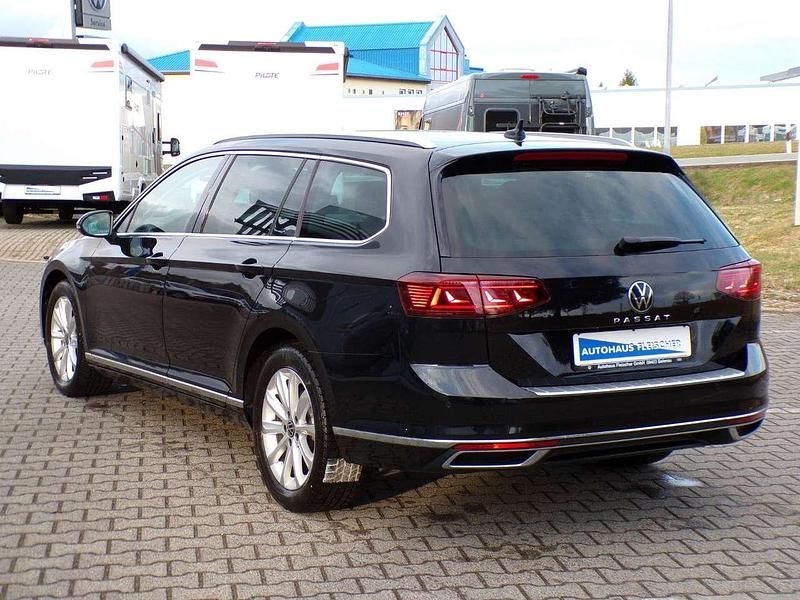 Gebraucht VW Passat Elegance 150 PS (110 kW) 2021 Deep black Kombi