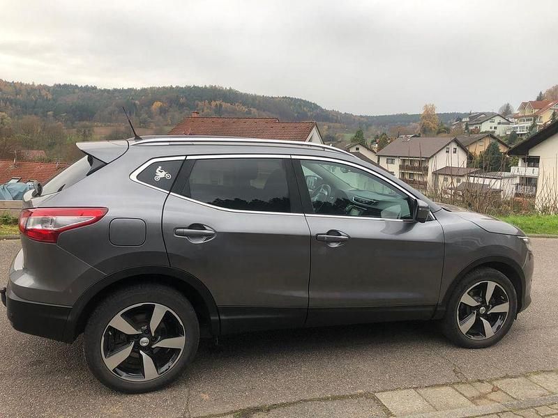 Grau Gebraucht 2015 Nissan Qashqai Acenta SUV | 10.990 € (Fairer Preis) - Bild 1/4