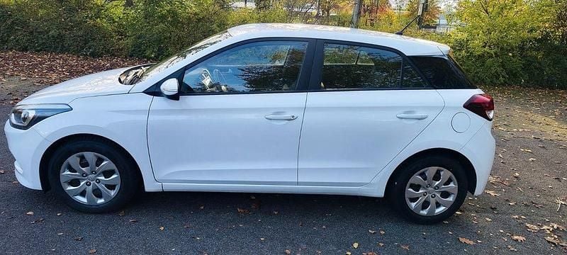 Weiß Gebraucht 2015 Hyundai i20 Trend Limousine | 6.800 € (Fairer Preis) - Bild 1/4