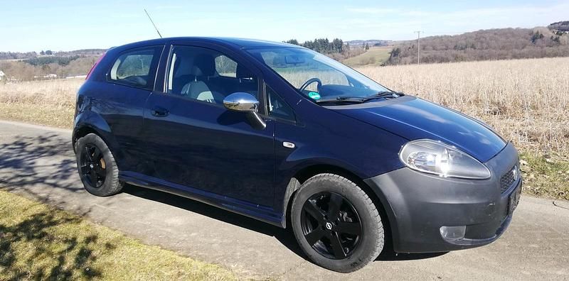 Blau Gebraucht 2009 Fiat Grande Punto Kleinwagen | 950 € (Superpreis) - Bild 1/4