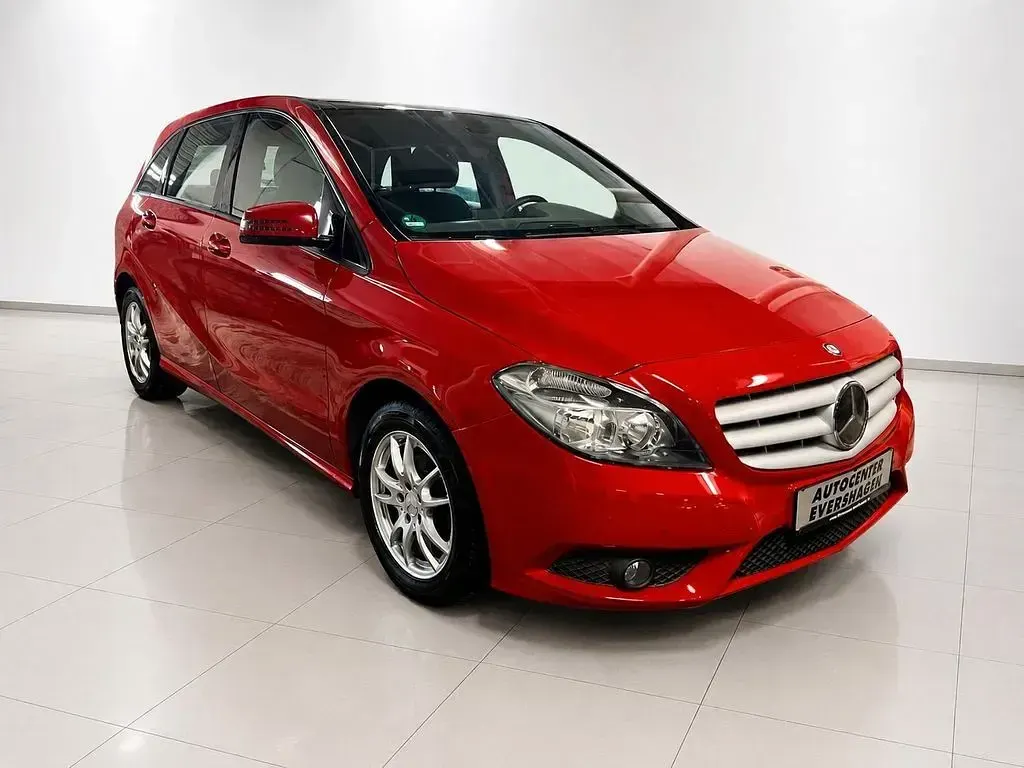 Gebraucht Mercedes B180 122 PS (89 kW) 2013 Rot Kleinwagen