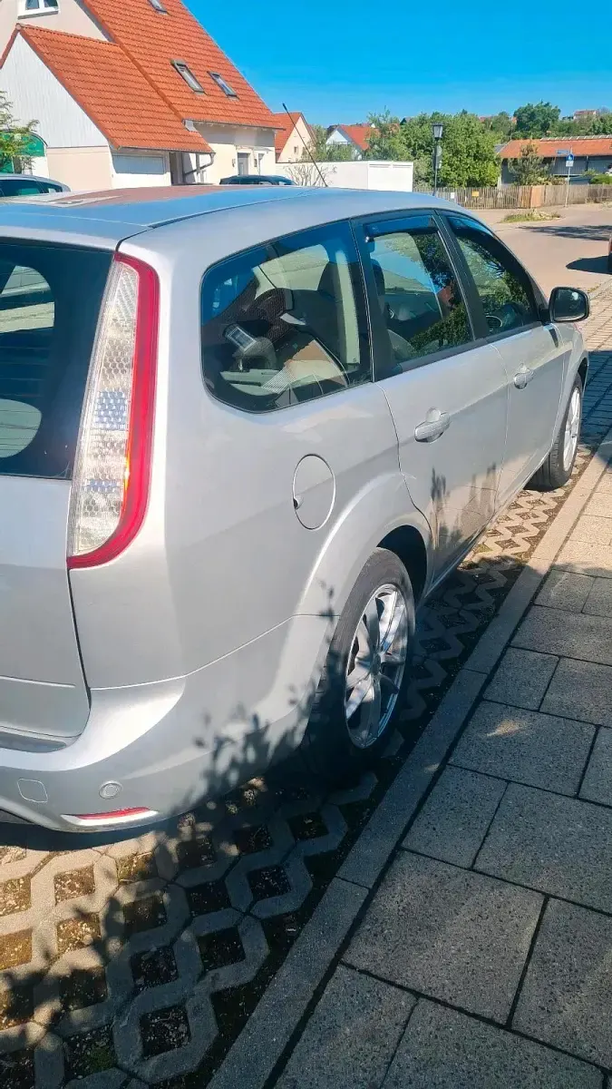 Gebraucht Ford Focus 90 PS (66 kW) 2010 Silber Kombi