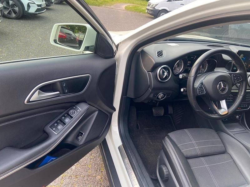 Weiß Gebraucht 2016 Mercedes GLA220 SUV | 15.000 € (Guter Preis) - Bild 1/4