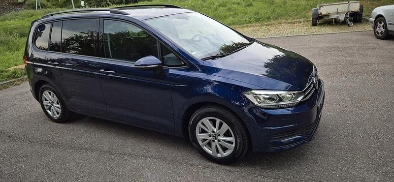 Blau Gebraucht 2021 VW Touran Comfortline Van / Kleinbus | 16.499 € (Superpreis) - Bild 1/4