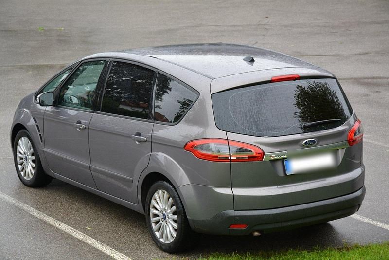 Braun Gebraucht 2013 Ford S-MAX S Van / Kleinbus | 10.500 € (Etwas zu teuer) - Bild 1/4