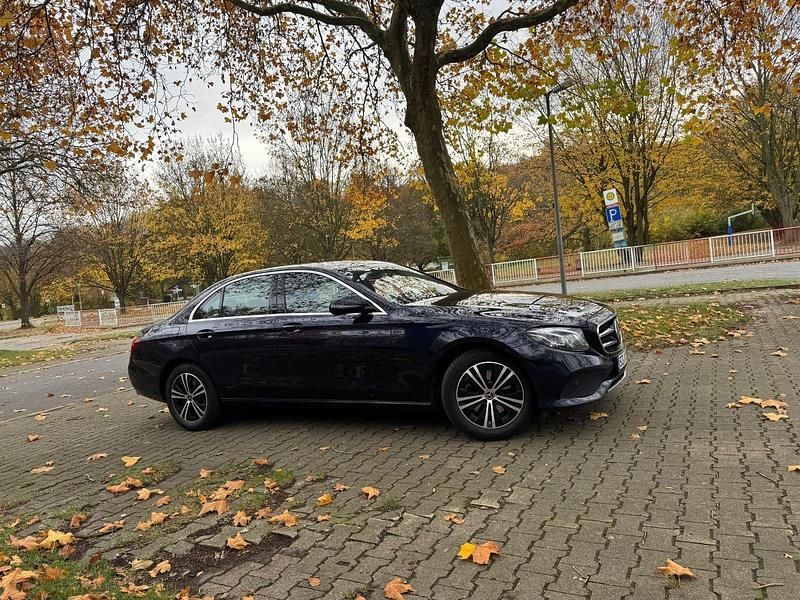 Gebraucht Mercedes E200 Avantgarde 197 PS (144 kW) 2020 Blau Limousine