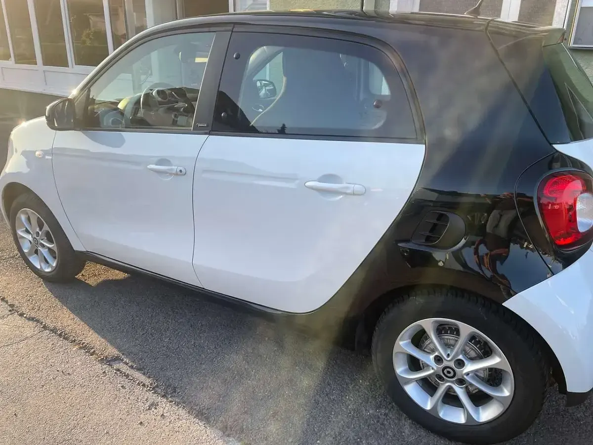 Gebraucht Smart ForFour Passion 71 PS (52 kW) 2015 Schwrz/weiß Kleinwagen