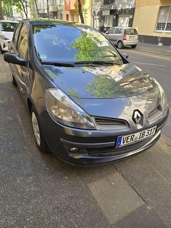Grau Gebraucht 2006 Renault Clio II Limousine | 1.800 € (Fairer Preis) - Bild 1/4