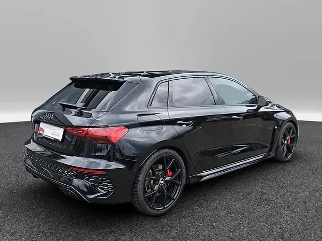Gebraucht Audi RS3 Sportback Ambiente 400 PS (294 kW) 2023 Mythosschwarz metallic Kleinwagen