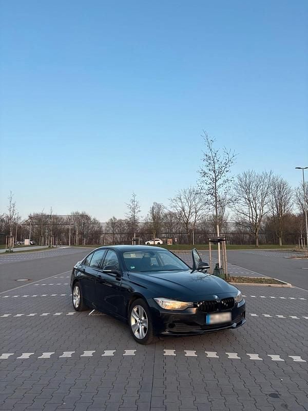Gebraucht BMW 318 143 PS (105 kW) 2013 Schwarz Limousine