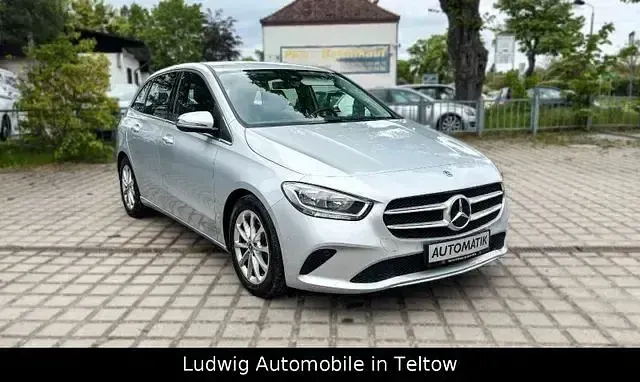 Gebraucht Mercedes B180 136 PS (100 kW) 2019 Iridiumsilber metallic Kleinwagen