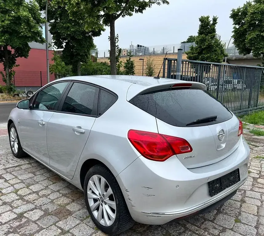 Gebraucht Opel Astra 116 PS (85 kW) 2013 Silber Limousine