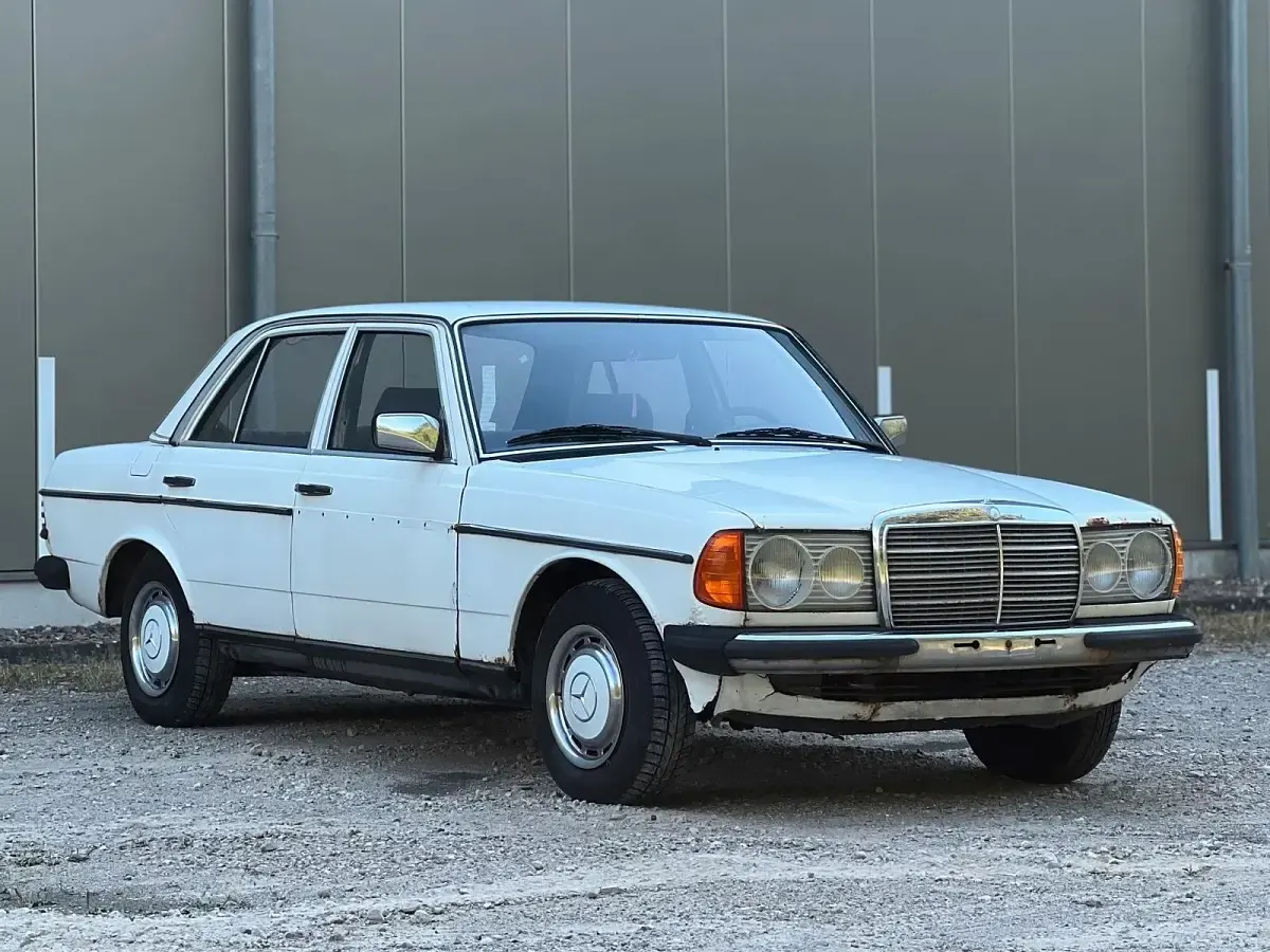 Gebraucht Mercedes 200 109 PS (80 kW) 1981 Weiß Limousine