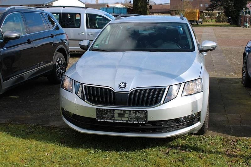 Silber Gebraucht 2020 Skoda Octavia Ambition Kombi | 13.999 € - Bild 1/4