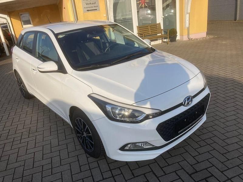 Gebraucht Hyundai i20 101 PS (74 kW) 2017 Weiß Limousine