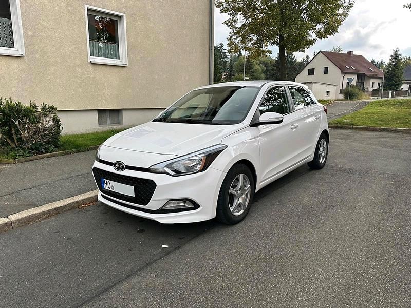 Weiß Gebraucht 2015 Hyundai i20 Kleinwagen | 6.900 € - Bild 1/4