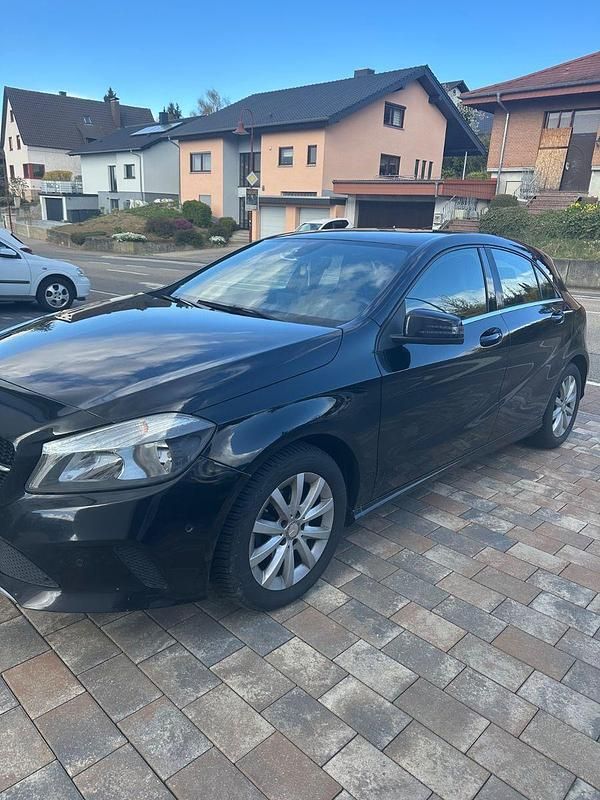 Gebraucht Mercedes A180 109 PS (80 kW) 2015 Schwarz Limousine
