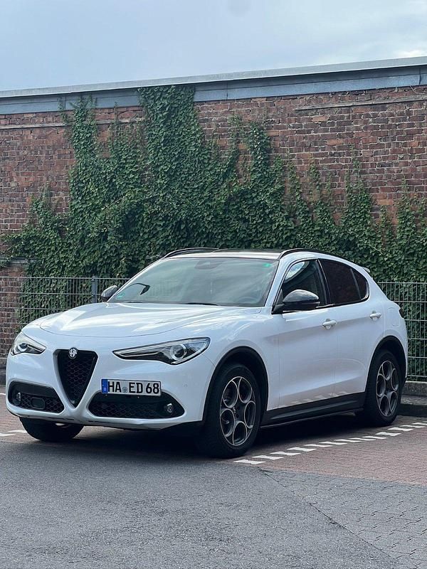Weiß Gebraucht 2019 Alfa Romeo Stelvio Tech Edition SUV | 25.500 € (Guter Preis) - Bild 1/4