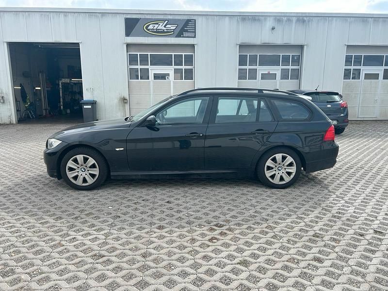 Gebraucht BMW 320 177 PS (130 kW) 2010 Schwarz Kombi