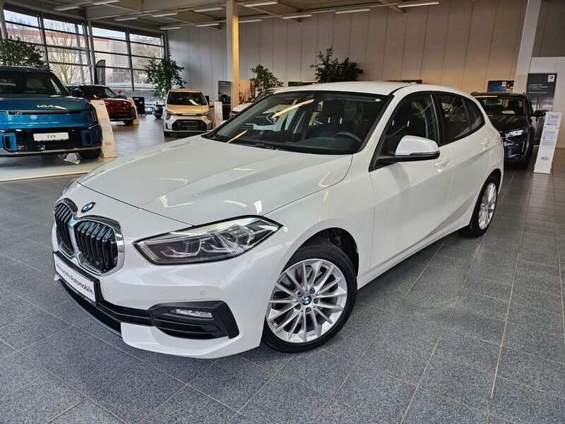 Mineralweiss metallic Gebraucht 2021 BMW 120 Advantage Kleinwagen | 25.775 € (Fairer Preis) - Bild 1/4