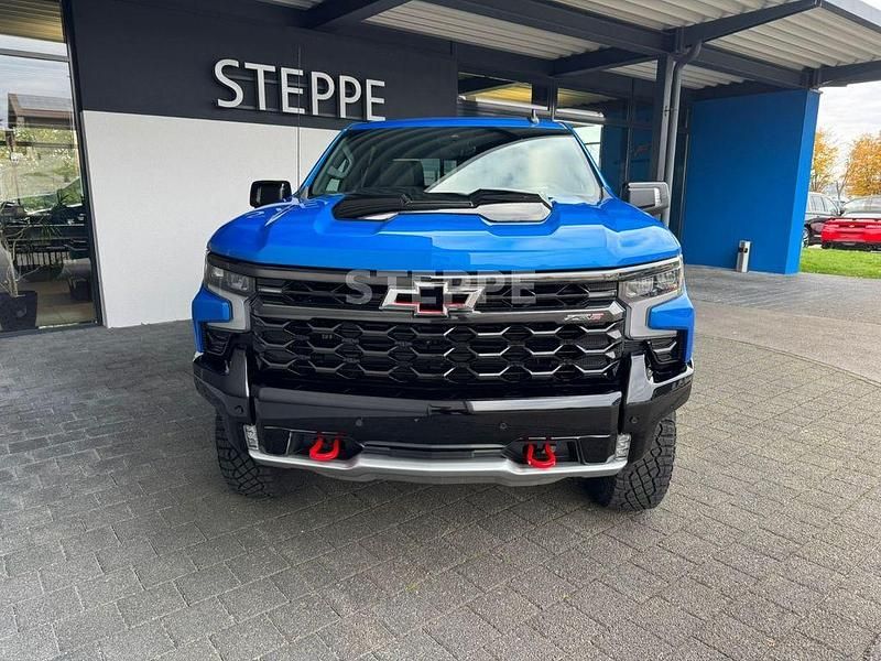 Neu Chevrolet Silverado 426 PS (313 kW) 2025 Blau SUV