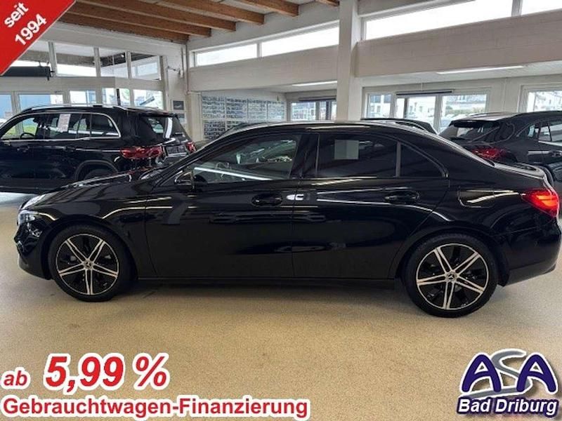 Kosmosschwarzmetallic Gebraucht 2024 Mercedes A200 Night Limousine | 31.990 € (Fairer Preis) - Bild 1/3