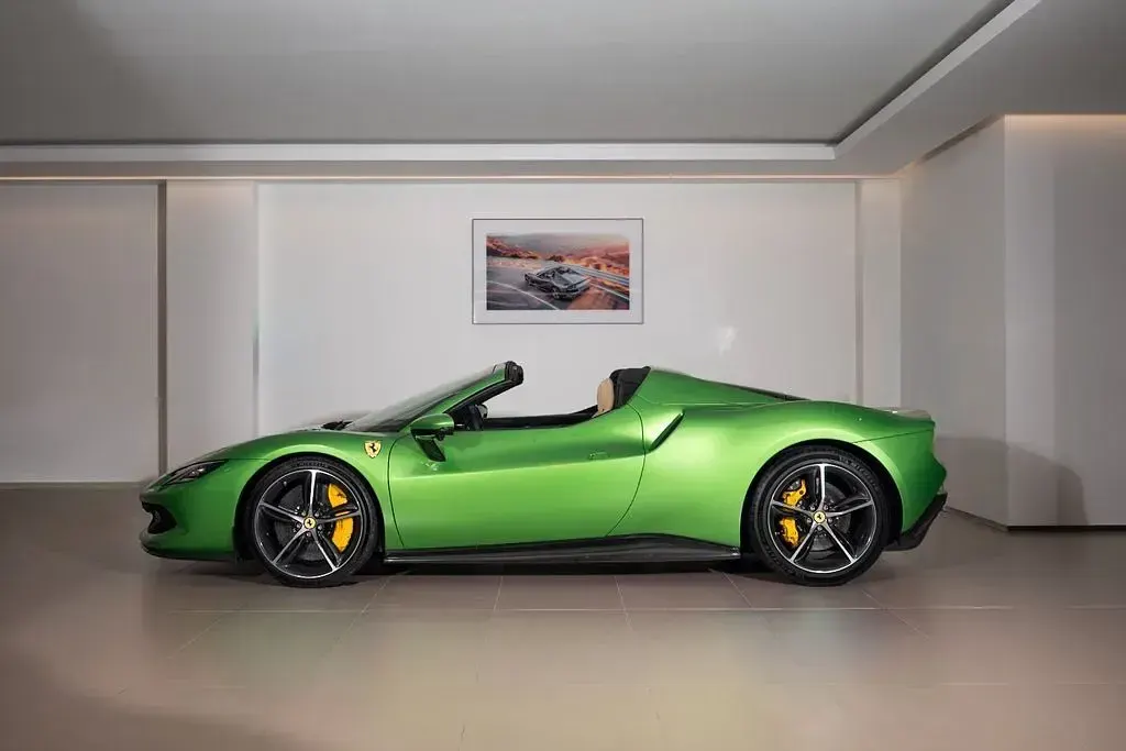 Neu Ferrari 296 829 PS (609 kW) 2025 Grün Cabrio