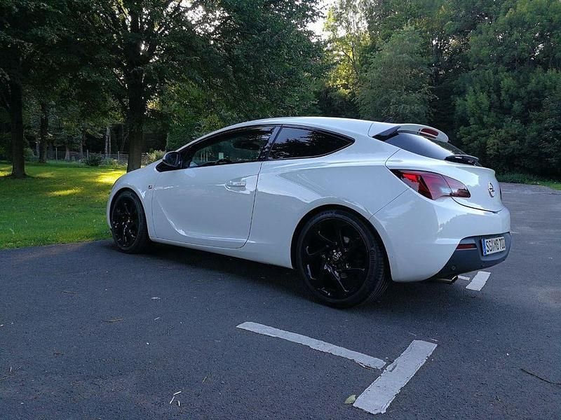 Weiß Gebraucht 2012 Opel Astra GTC Limousine | 9.400 € - Bild 1/4