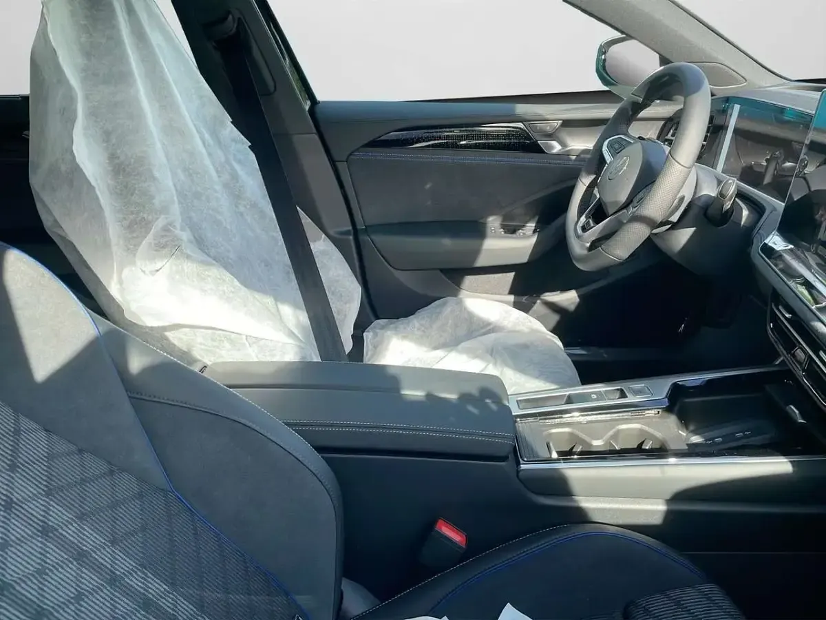 Gebraucht VW Passat R-line 193 PS (141 kW) 2026 Grenadillschwarz metallic Kombi