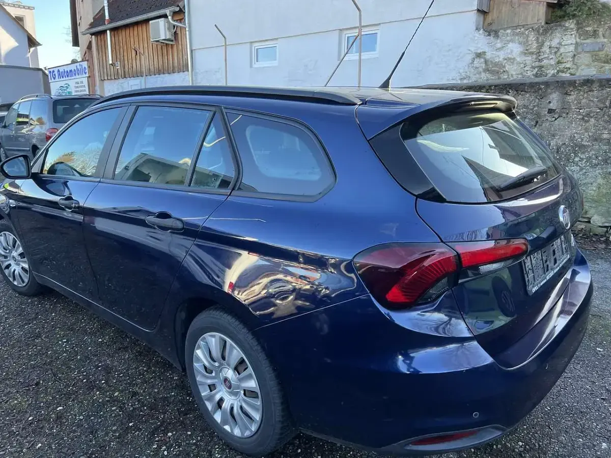 Usado Fiat Tipo Easy 120 CV (88 kW) 2017 Azul Familiar