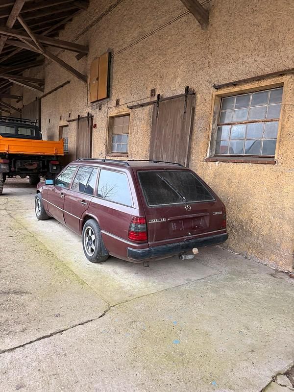 Gebraucht Mercedes 300 147 PS (108 kW) 1992 Rot Kombi