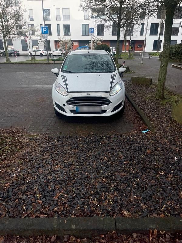 Gebraucht Ford Fiesta 74 PS (54 kW) 2016 Weiß Kleinwagen