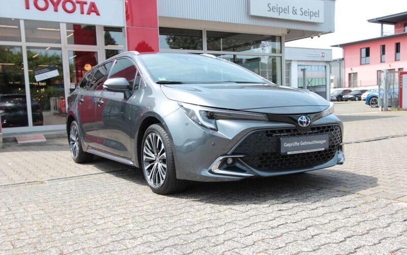 Marlingrau metallic Gebraucht 2024 Toyota Corolla Basis Limousine | 27.950 € (Fairer Preis) - Bild 1/4