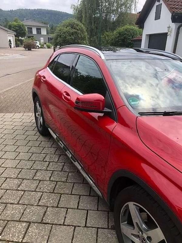 Rot Gebraucht 2018 Mercedes GLA250 SUV | 22.900 € (Fairer Preis) - Bild 1/4