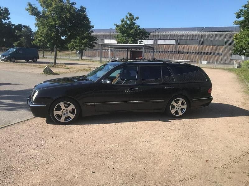 Gebraucht Mercedes E270 Avantgarde 170 PS (125 kW) 2001 Schwarz Limousine