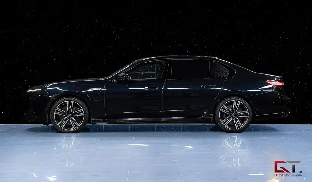 Gebraucht BMW M760e Executive 571 PS (419 kW) 2024 Schwarz Limousine