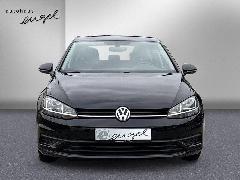 Gebraucht VW Golf VII Trendline 110 PS (80 kW) 2017 Deep black pearlescent Limousine