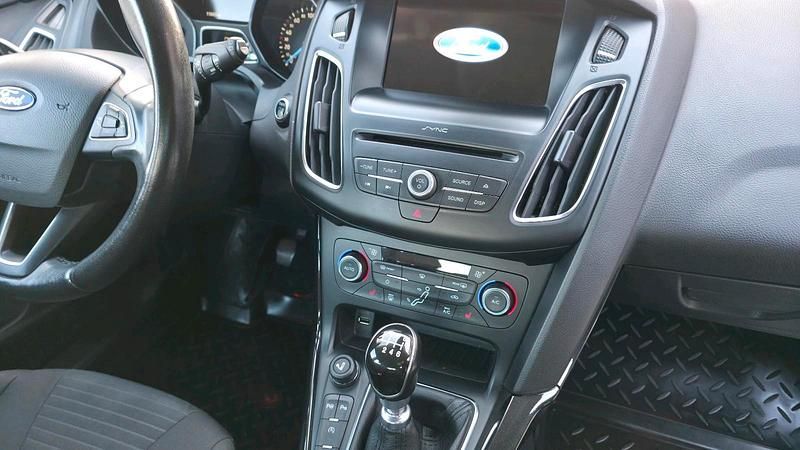 Gebraucht Ford Focus Titanium 125 PS (91 kW) 2018 Grau Kombi