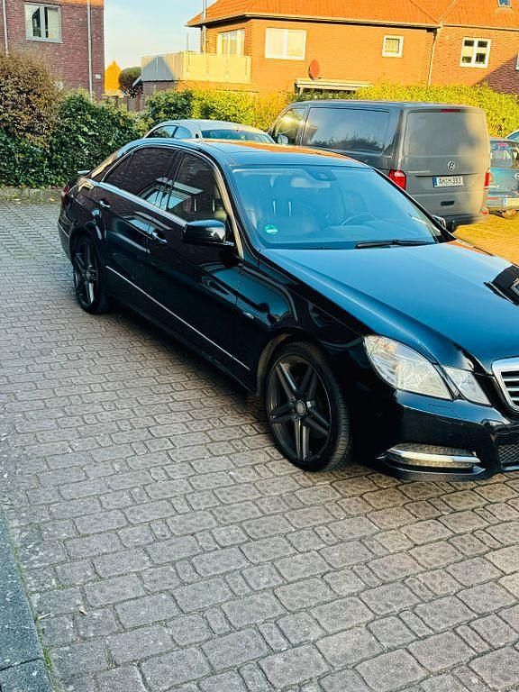 Schwarz Gebraucht 2012 Mercedes E350 Limousine | 11.999 € (Etwas zu teuer) - Bild 1/4