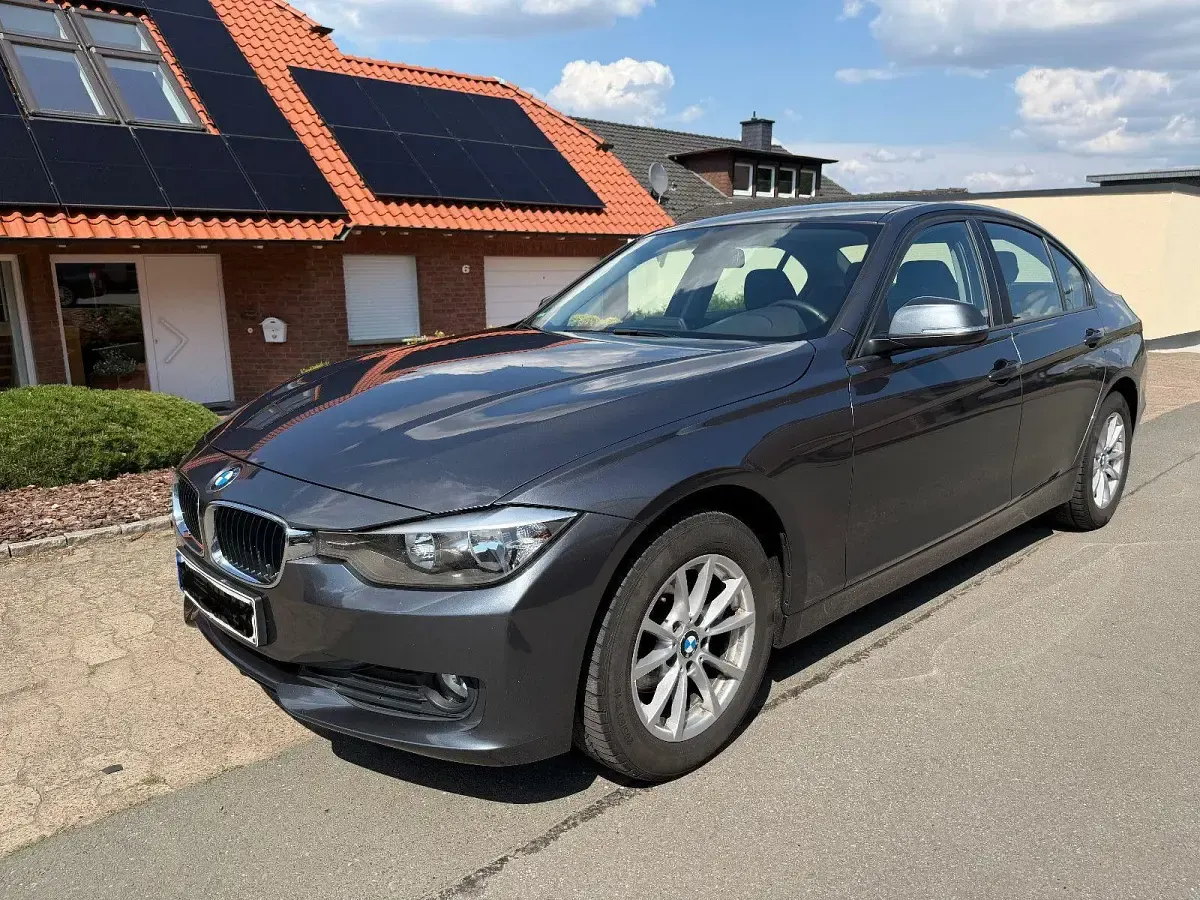 Gebraucht BMW 318 143 PS (105 kW) 2013 Grau Limousine