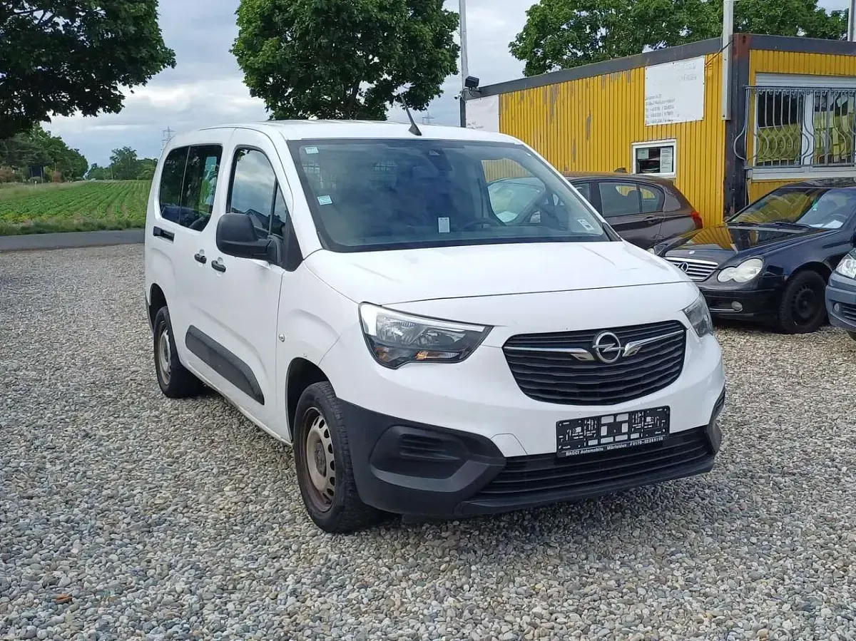 Używany Opel Combo Selection 102 KM (75 kW) 2021 Biały Minivan